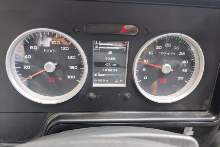 Used Iveco Daily 2021 2.5T A35 M1 Passenger Van 5-9 Seater Short Wheelbase Mid-Roof Design Dual Tires Side Sliding Door Instrument Cluster