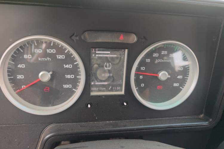 Used Iveco Daily 2021 2.5T A35 M1 Passenger Van 5-9 Seater Short Wheelbase Mid-Roof Design Dual Tires Side Sliding Door Instrument Cluster