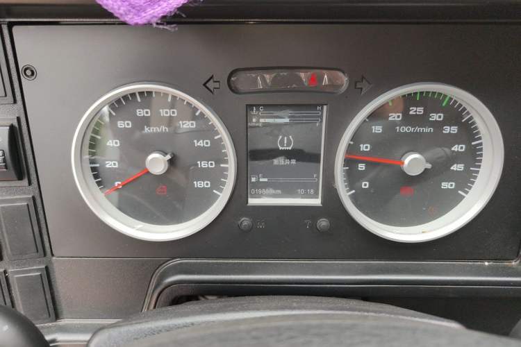 Used Iveco Daily 2021 2.5T A35 M1 Passenger Van 5-9 Seater Short Wheelbase Mid-Roof Design Dual Tires Side Sliding Door Instrument Cluster