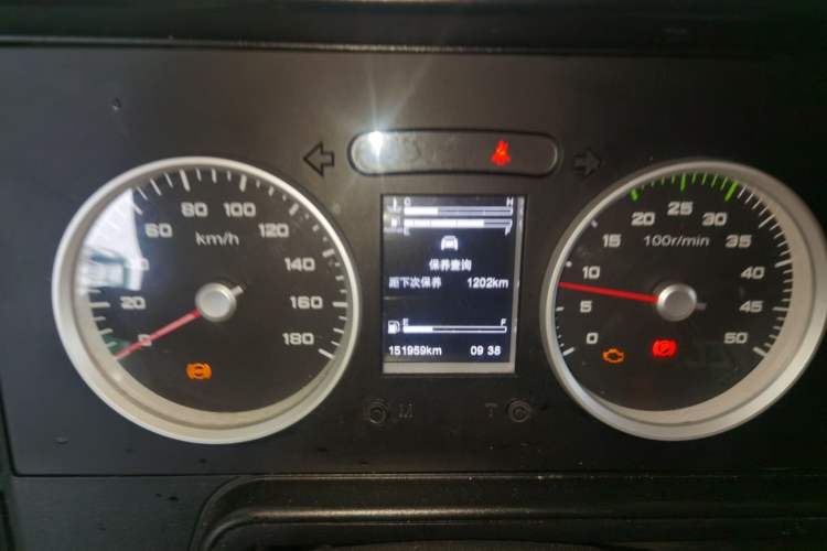 Used Iveco Daily 2021 2.8T V35 VAN厢式 van 3-seater short wheelbase mid-roof design single-tire side-hinged door Instrument Cluster