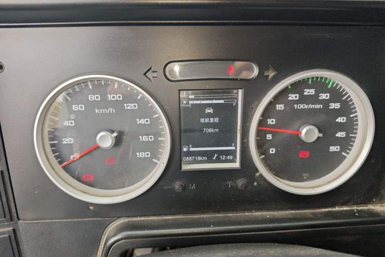 Used Iveco Daily 2021 2.8T V35 VAN厢式 van 3-seater short wheelbase mid-roof design single-tire side-hinged door Instrument Cluster