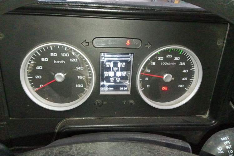 Used Iveco Daily 2021 2.5T A35 M1 Passenger Van 5-9 Seater Short Wheelbase Mid-Roof Design Dual Tires Side Sliding Door Instrument Cluster
