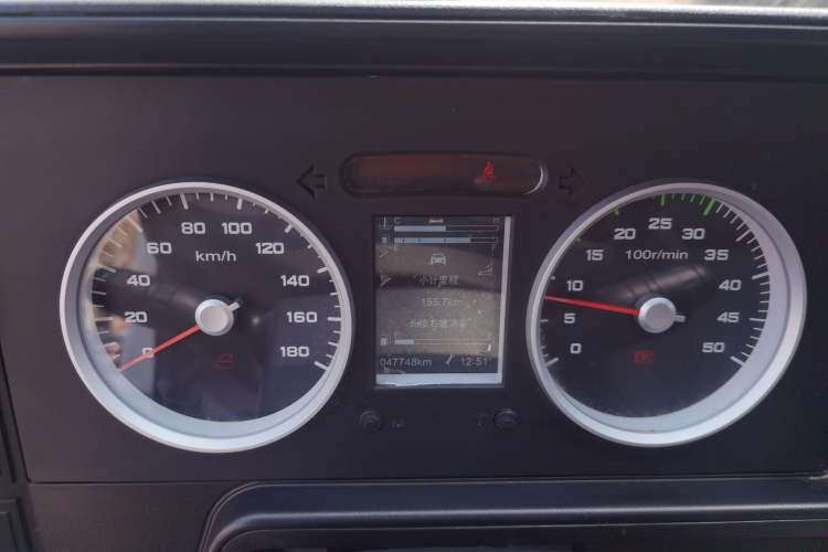 Used Iveco Daily 2021 2.8T V40 VAN厢式 Cargo Van 3-Seater Long Wheelbase Mid-Roof Design Dual Tires Manual Door Instrument Cluster