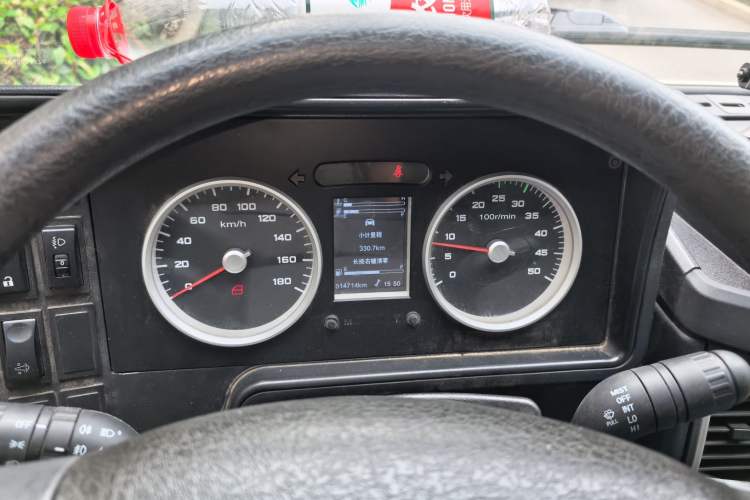 Used Iveco Daily 2021 2.8T V35 VAN厢式 Delivery Van 3-Seater Short Wheelbase Mid-Roof Design with Dual Tires and Side Sliding Doors Instrument Cluster