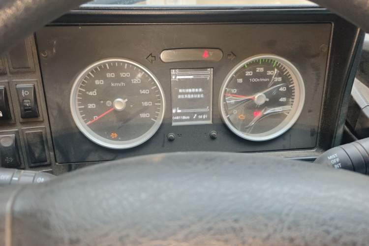 Used Iveco Daily 2021 2.5T A35 M1 Passenger Van 5-9 Seater Short Wheelbase Mid-Roof Design Single Tire Side-Sliding Door Instrument Cluster