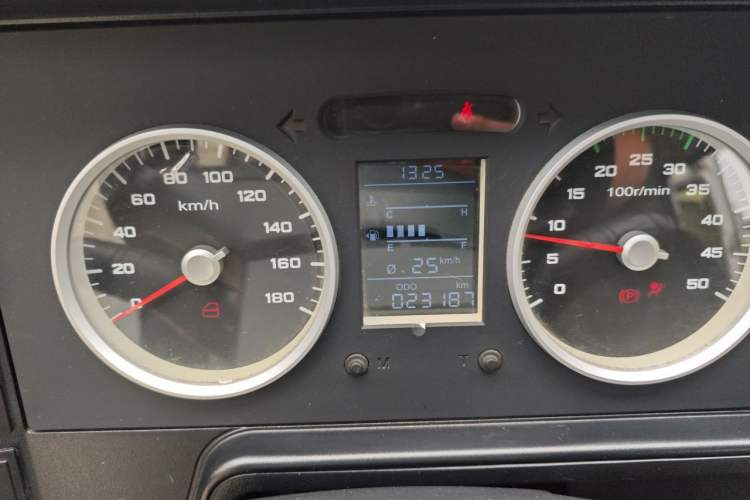 Used Iveco Daily 2021 2.5T A35 M1 Passenger Van 5-9 Seater Short Wheelbase Mid-Roof Design Single Tire Side-Sliding Door Instrument Cluster