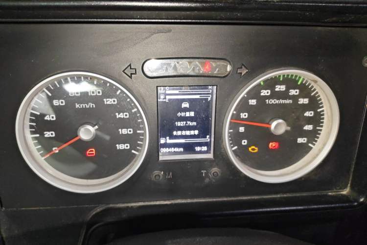 Used Iveco Daily 2021 2.8T V40 VAN厢式 Delivery Van 3-Seater Long Wheelbase Mid-Roof Design Dual Tires Side Sliding Door Instrument Cluster