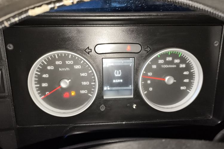 Used Iveco Daily 2021 2.5T A35 M1 Passenger Van 5-9 Seater Short Wheelbase Mid-Roof Design Dual Tires Side Sliding Door Instrument Cluster