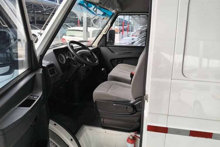 Used Iveco Daily 2021 2.5T V35 2-3 Seater Short Wheelbase Mid-Roof Dual Tire Side-Sliding Doors Interior 1