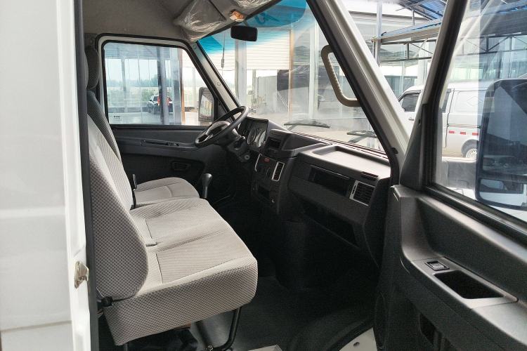Used Iveco Daily 2021 2.5T V35 2-3 Seater Short Wheelbase Mid-Roof Dual Tire Side-Sliding Doors Interior 2