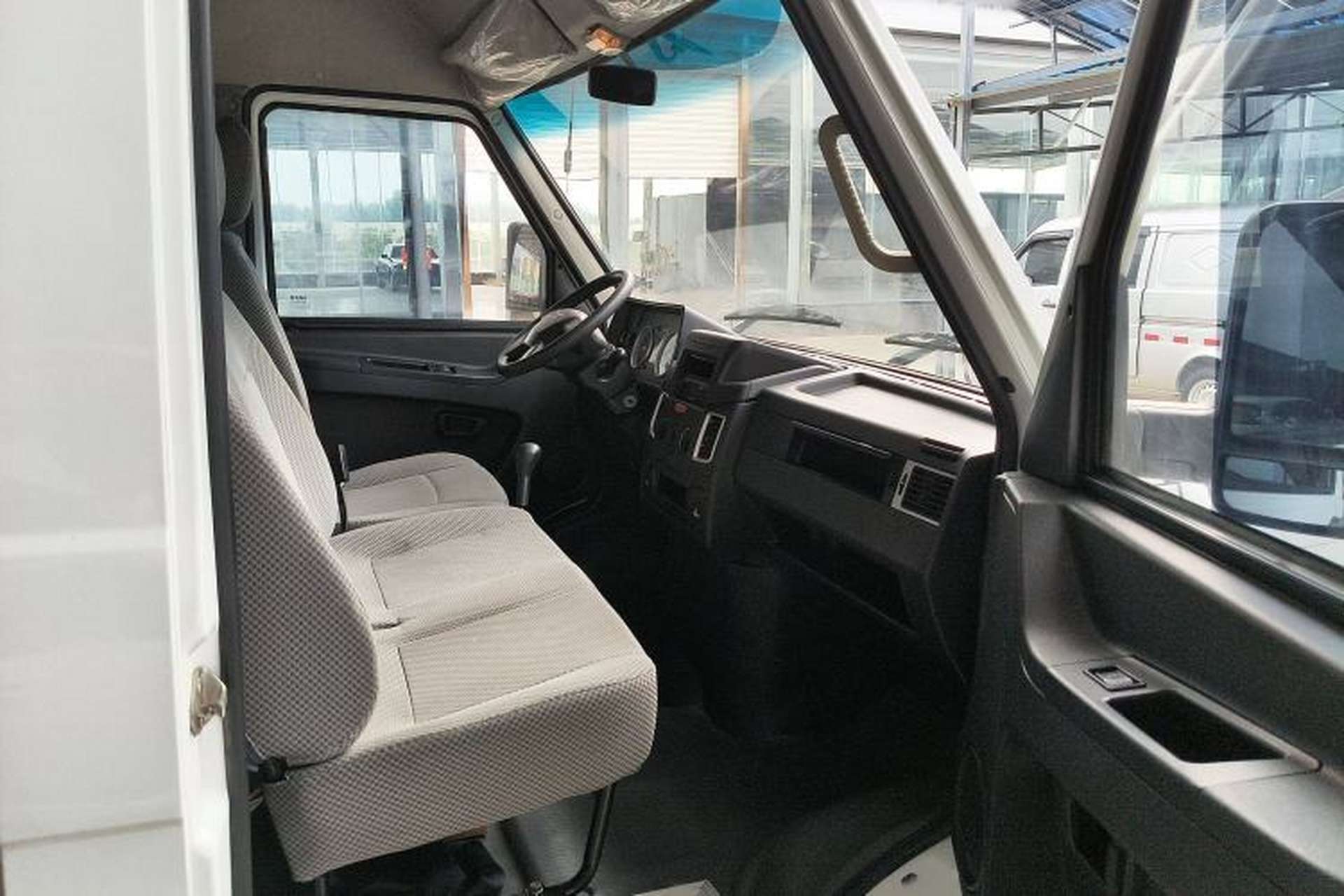 Used Iveco Daily 2021 2.5T V35 2-3 Seater Short Wheelbase Mid-Roof Dual Tire Side-Sliding Doors Interior 2