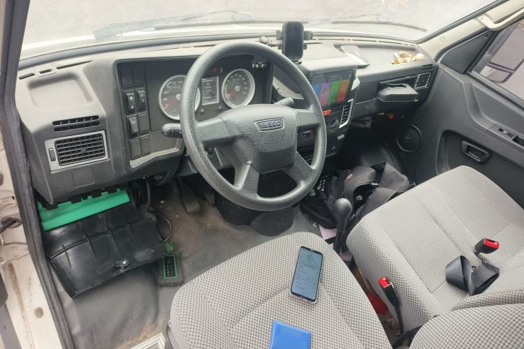 Used Iveco Daily 2021 2.5T V40 2-3 Seater Long Wheelbase Mid-Roof Design with Dual Side Sliding Doors Interior 2