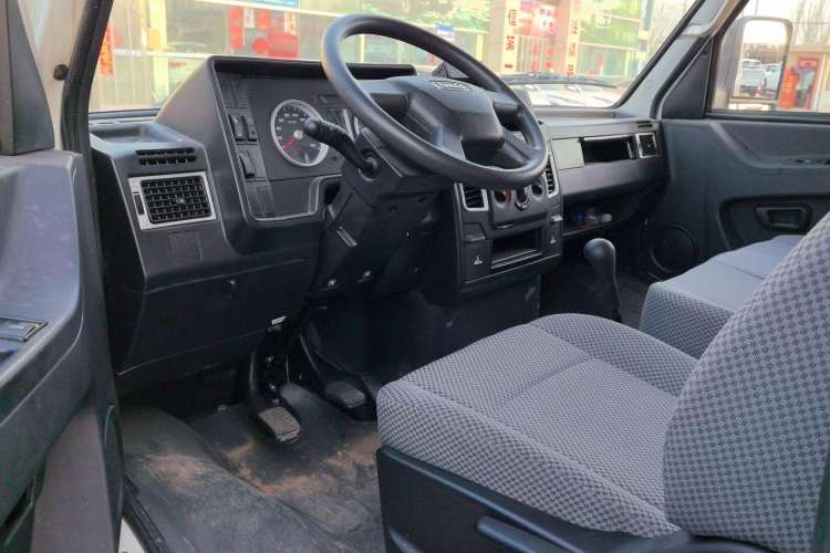 Used Iveco Daily 2021 2.8T V35 VAN厢式 van 3-seater short wheelbase mid-roof design with dual tires and manual doors Interior 2