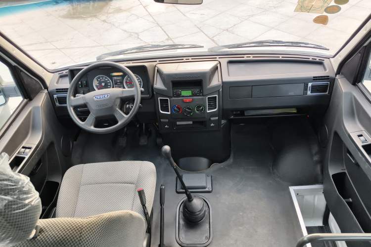 Used Iveco Daily 2021 2.5T A40 M1 Passenger Van 5-9 Seats Long Wheelbase Mid-Roof Design Dual Tires Manual Doors Interior 2