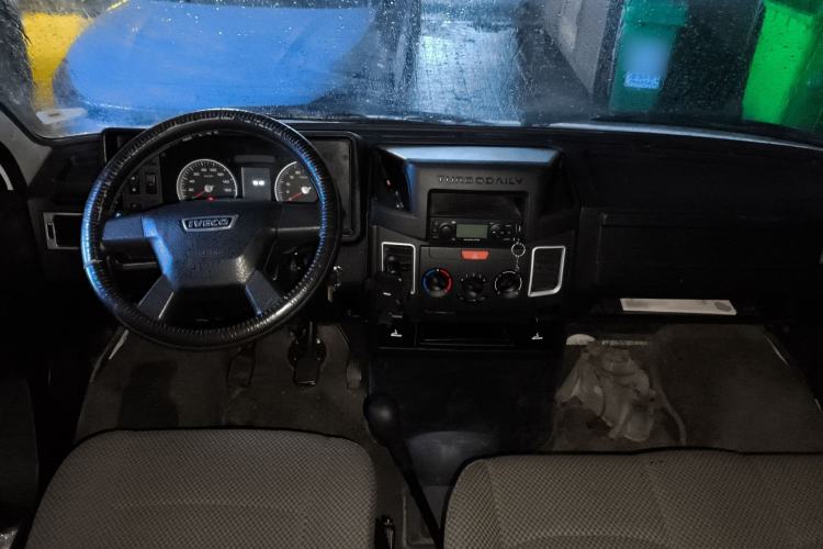 Used Iveco Daily 2021 2.5T A35 M1 Passenger Van 5-9 Seater Short Wheelbase Mid-Roof Design Dual Tires Side Sliding Door Interior 2