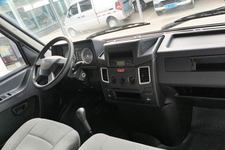 Used Iveco Daily 2021 2.5T V35 2-3 Seater Short Wheelbase Mid-Roof Dual Tire Side-Sliding Doors Interior 3