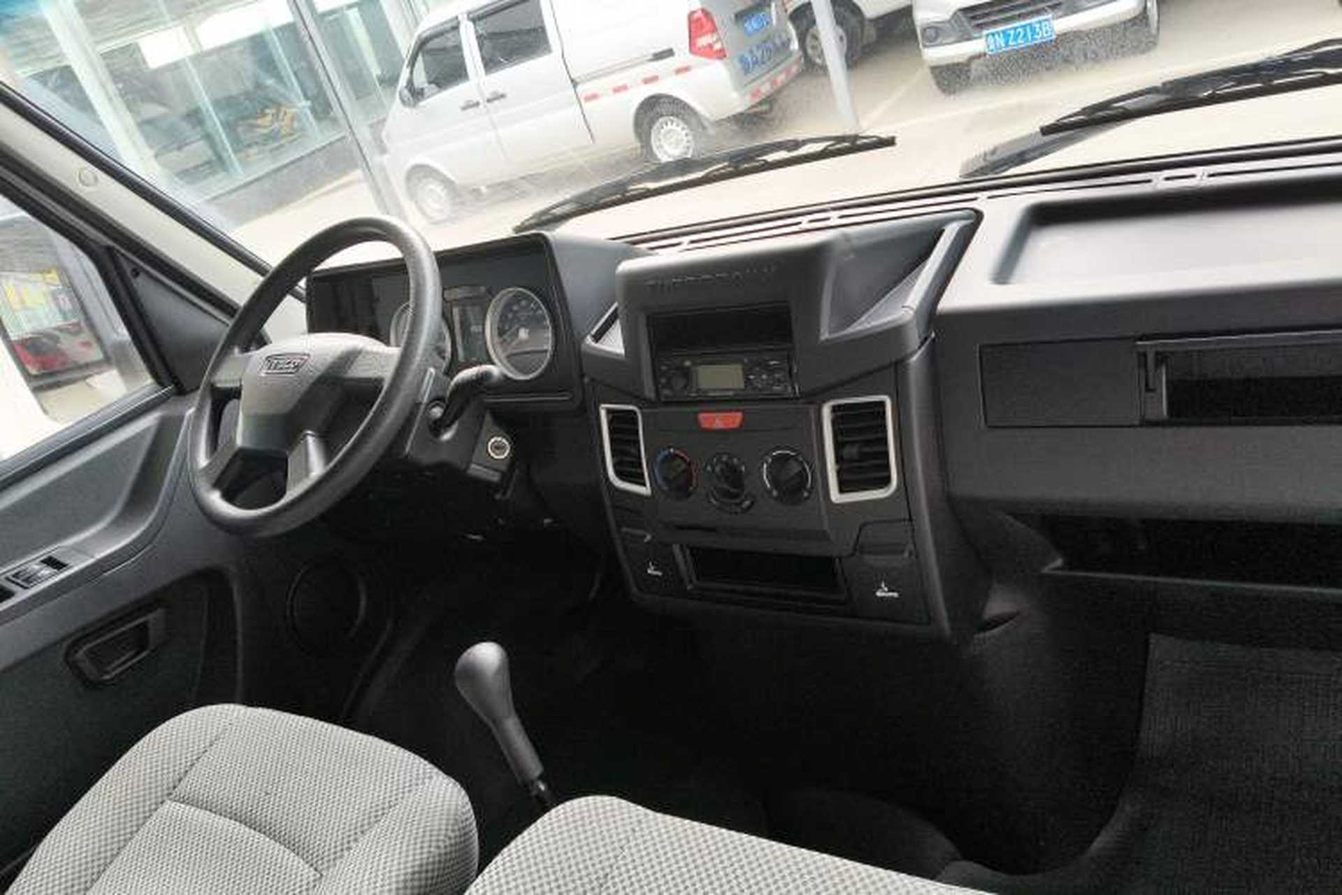 Used Iveco Daily 2021 2.5T V35 2-3 Seater Short Wheelbase Mid-Roof Dual Tire Side-Sliding Doors Interior 3