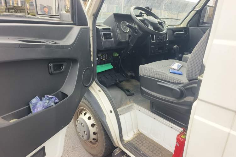 Used Iveco Daily 2021 2.5T V40 2-3 Seater Long Wheelbase Mid-Roof Design with Dual Side Sliding Doors Interior 3