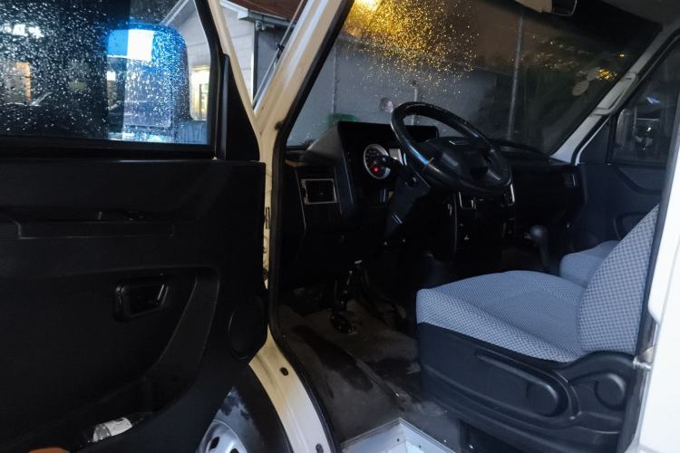 Used Iveco Daily 2021 2.5T A35 M1 Passenger Van 5-9 Seater Short Wheelbase Mid-Roof Design Dual Tires Side Sliding Door Interior 3