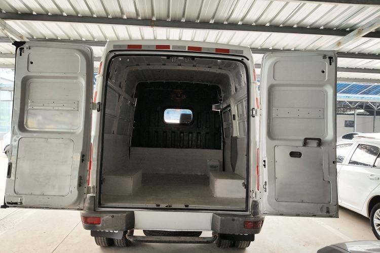 Used Iveco Daily 2021 2.5T V35 2-3 Seater Short Wheelbase Mid-Roof Dual Tire Side-Sliding Doors Interior 4