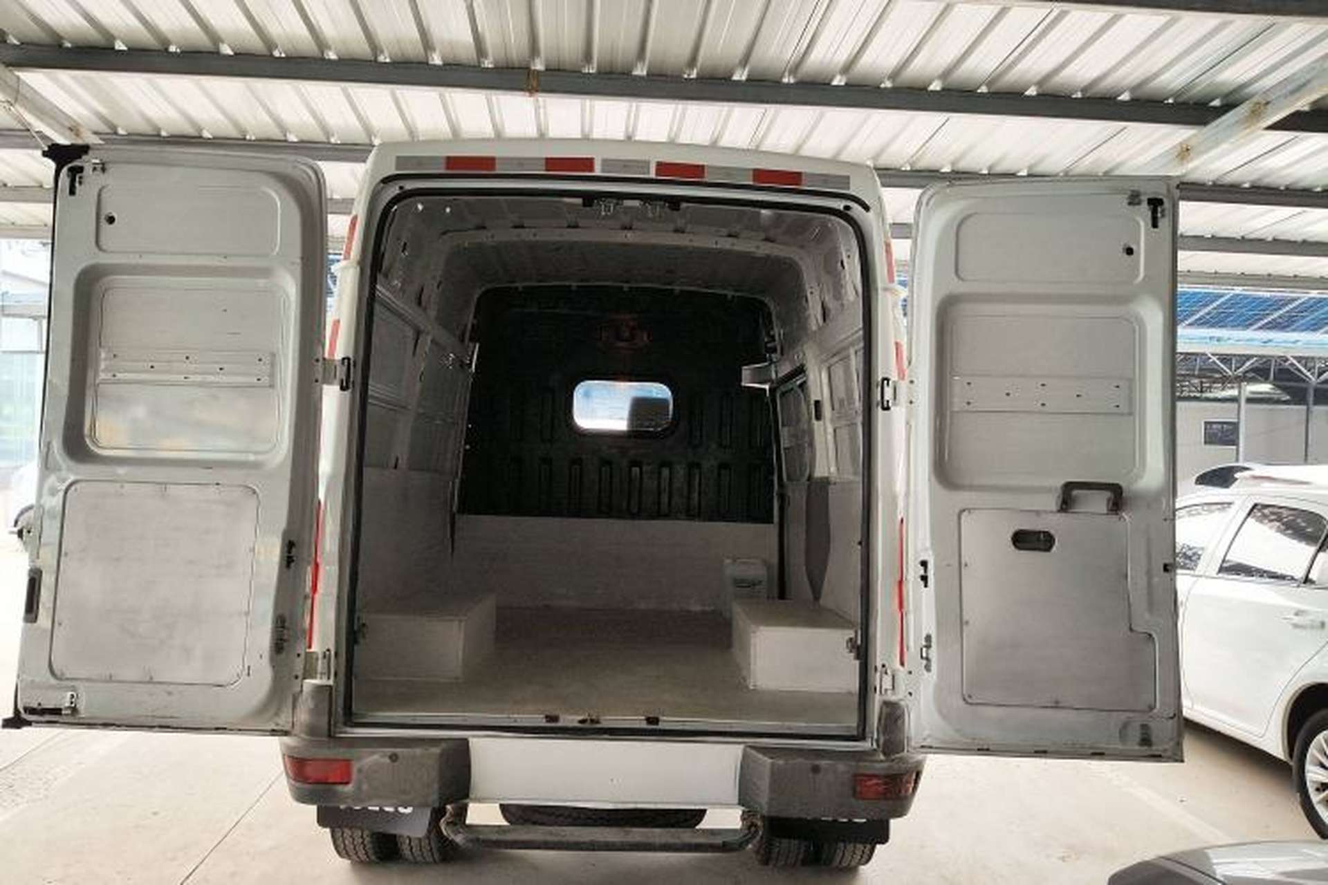 Used Iveco Daily 2021 2.5T V35 2-3 Seater Short Wheelbase Mid-Roof Dual Tire Side-Sliding Doors Interior 4
