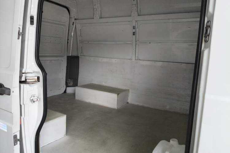 Used Iveco Daily 2021 2.5T V35 2-3 Seater Short Wheelbase Mid-Roof Dual Tire Side-Sliding Doors Interior 5