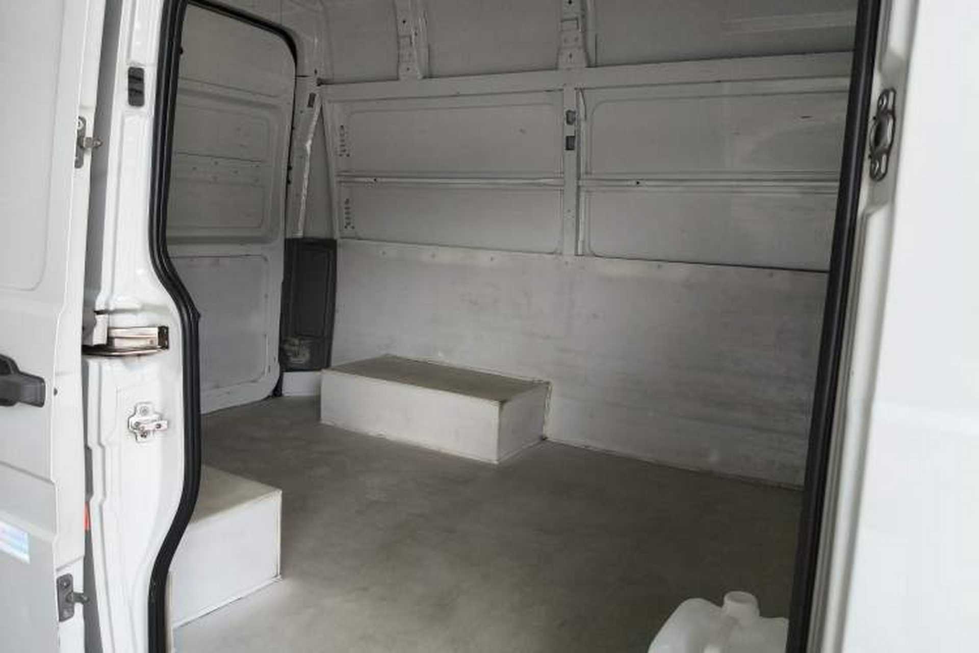 Used Iveco Daily 2021 2.5T V35 2-3 Seater Short Wheelbase Mid-Roof Dual Tire Side-Sliding Doors Interior 5
