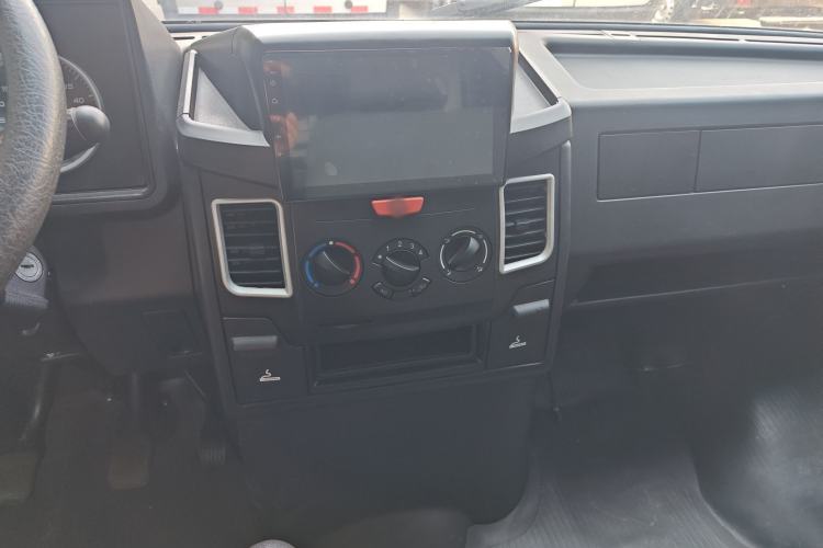 Used Iveco Daily 2021 2.5T V40 2-3 Seater Long Wheelbase Mid-Roof Design with Dual Side Sliding Doors Interior 5