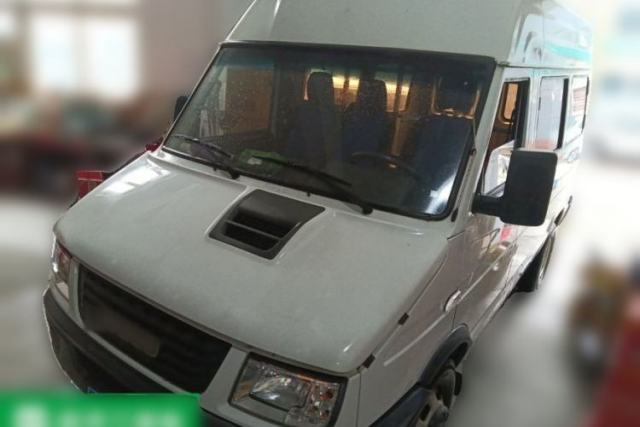Used Iveco Daily 2021 2.5T A35 M1 Passenger Van 5-9 Seater Short Wheelbase Mid-Roof Design Dual Tires Side Sliding Door