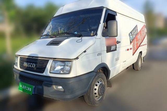 Used Iveco Daily 2021 2.8T V40 VAN厢式 Cargo Van 3-Seater Long Wheelbase Mid-Roof Design Dual Tires Manual Door