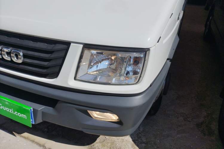 Used Iveco Daily 2021 2.5T A35 M1 Passenger Van 5-9 Seater Short Wheelbase Mid-Roof Design Dual Tires Side Sliding Door Left Front Headlight