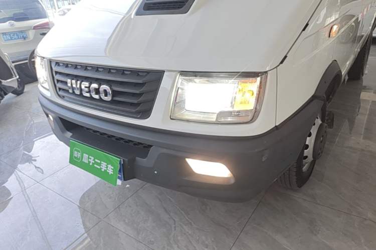 Used Iveco Daily 2021 2.8T V35 VAN厢式 Delivery Van 3-Seater Short Wheelbase Mid-Roof Design with Dual Tires and Side Sliding Doors Left Front Headlight