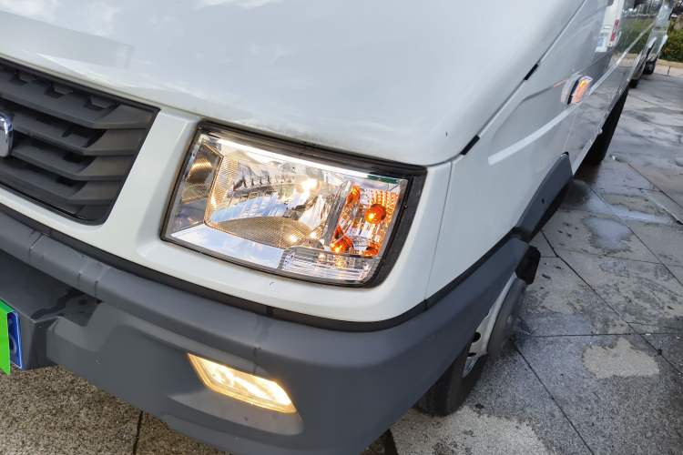 Used Iveco Daily 2021 2.5T A40 M1 Passenger Van 5-9 Seats Long Wheelbase Mid-Roof Design Dual Tires Manual Doors Left Front Headlight