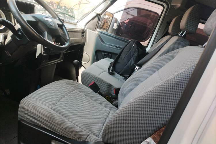 Used Iveco Daily 2021 2.5T A35 M1 Passenger Van 5-9 Seater Short Wheelbase Mid-Roof Design Dual Tires Side Sliding Door Left Front Seat