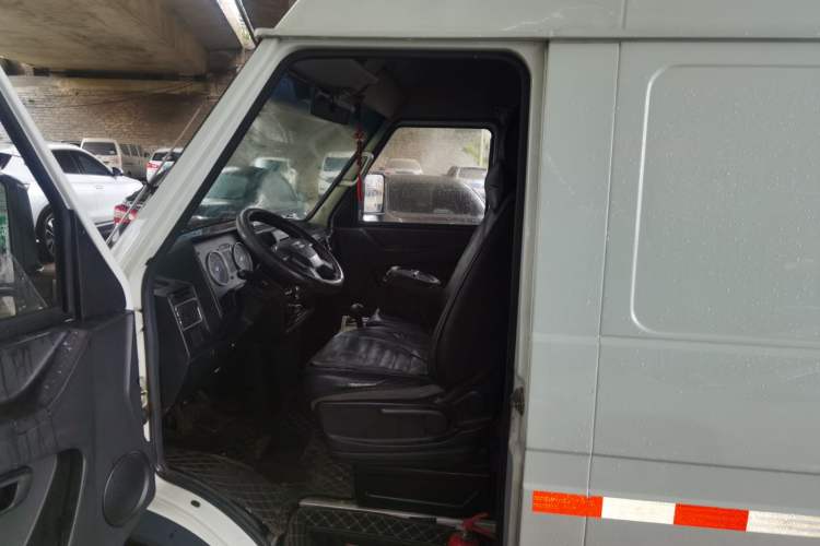 Used Iveco Daily 2021 2.8T V35 VAN厢式 van 3-seater short wheelbase mid-roof design single-tire side-hinged door Left Front Seat