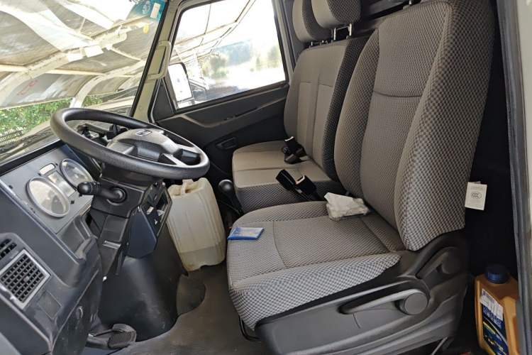 Used Iveco Daily 2021 2.8T V35 VAN厢式 van 3-seater short wheelbase mid-roof design with dual tires and manual doors Left Front Seat