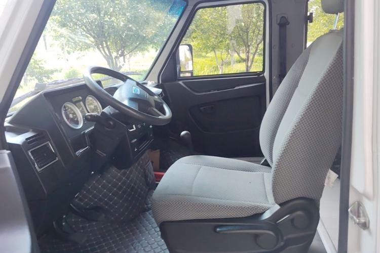 Used Iveco Daily 2021 2.5T A35 M1 Passenger Van 5-9 Seater Short Wheelbase Mid-Roof Design Single Tire Manual Doors Left Front Seat