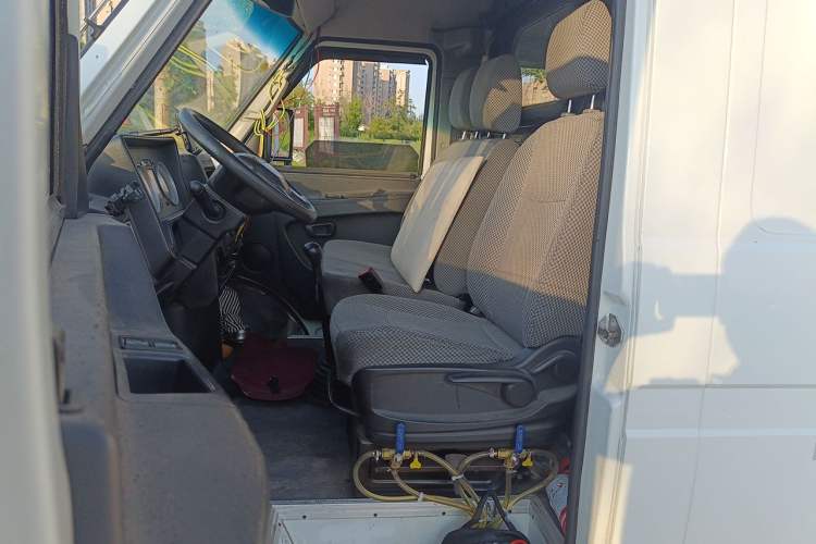 Used Iveco Daily 2021 2.8T V40 VAN厢式 Cargo Van 3-Seater Long Wheelbase Mid-Roof Design Dual Tires Manual Door Left Front Seat