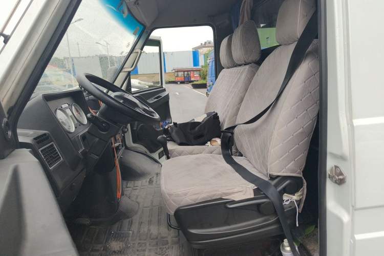 Used Iveco Daily 2021 2.8T V40 VAN厢式 Cargo Van 3-Seater Long Wheelbase Mid-Roof Design Dual Tires Manual Door Left Front Seat