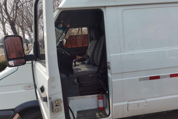 Used Iveco Daily 2021 2.8T V40 VAN厢式 Cargo Van 3-Seater Long Wheelbase Mid-Roof Design Dual Tires Manual Door Left Front Seat