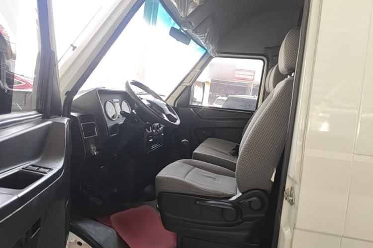 Used Iveco Daily 2021 2.8T V35 VAN厢式 Delivery Van 3-Seater Short Wheelbase Mid-Roof Design with Dual Tires and Side Sliding Doors Left Front Seat