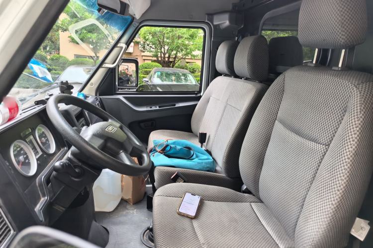 Used Iveco Daily 2021 2.8T V35 VAN厢式 Delivery Van 3-Seater Short Wheelbase Mid-Roof Design with Dual Tires and Side Sliding Doors Left Front Seat