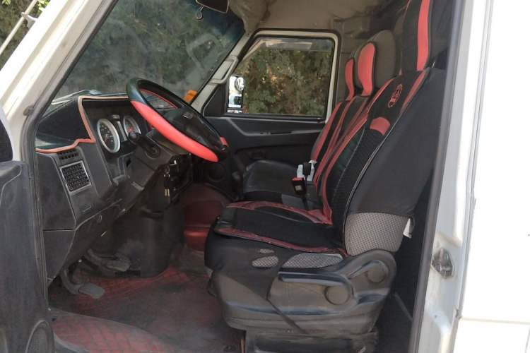 Used Iveco Daily 2021 2.8T V40 VAN厢式 Cargo Van 3-Seater Long Wheelbase Mid-Roof Design Dual Tires Manual Door Left Front Seat