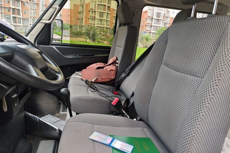 Used Iveco Daily 2021 2.5T A35 M1 Passenger Van 5-9 Seater Short Wheelbase Mid-Roof Design Single Tire Side-Sliding Door Left Front Seat