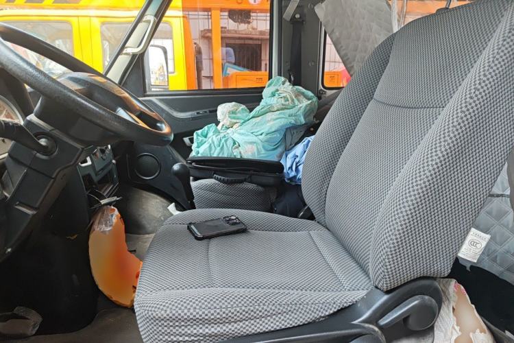 Used Iveco Daily 2021 2.5T A35 M1 Passenger Van 5-9 Seater Short Wheelbase Mid-Roof Design Single Tire Side-Sliding Door Left Front Seat