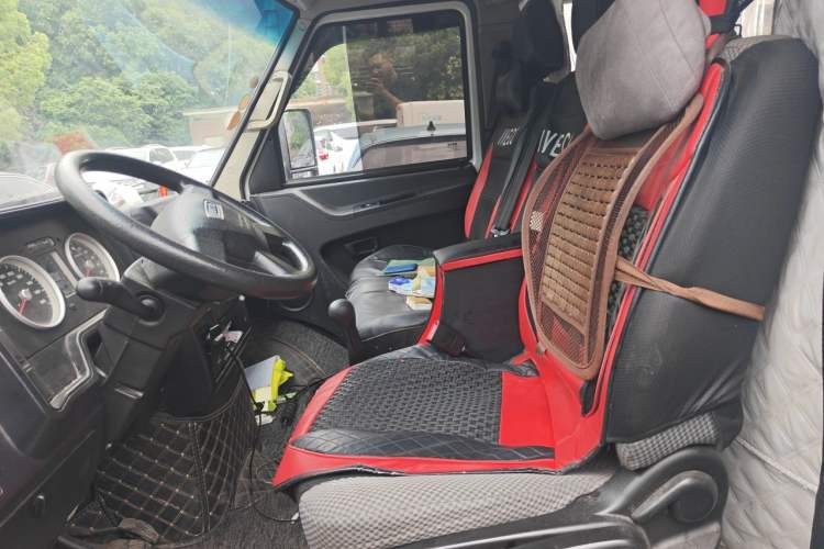 Used Iveco Daily 2021 2.5T A35 M1 Passenger Van 5-9 Seater Short Wheelbase Mid-Roof Design Dual Tires Manual Doors Left Front Seat