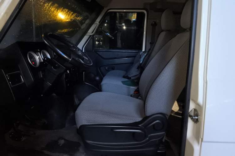Used Iveco Daily 2021 2.5T A35 M1 Passenger Van 5-9 Seater Short Wheelbase Mid-Roof Design Dual Tires Side Sliding Door Left Front Seat