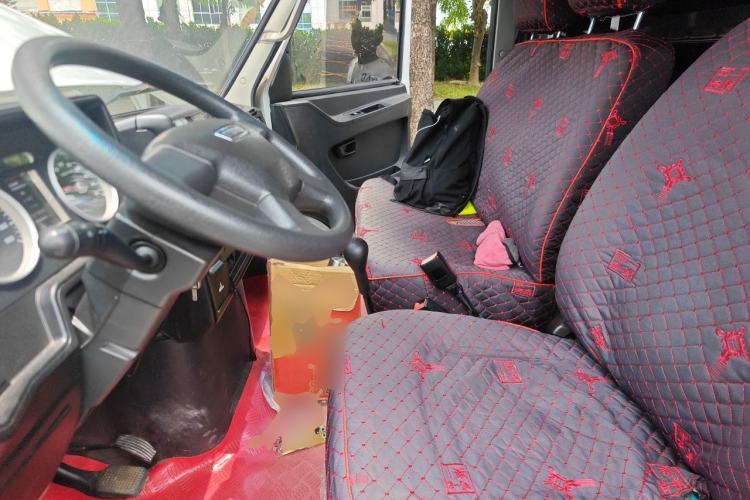 Used Iveco Daily 2021 2.8T V35 VAN厢式 Delivery Van 3-Seater Short Wheelbase Mid-Roof Design with Dual Tires and Side Sliding Doors Left Front Seat