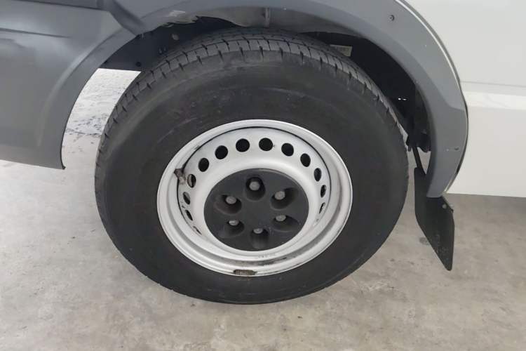 Used Iveco Daily 2021 2.5T A35 M1 Passenger Van 5-9 Seater Short Wheelbase Mid-Roof Design Single Tire Manual Doors Left Front Wheel Hub