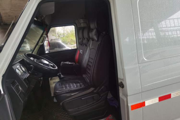 Used Iveco Daily 2021 2.8T V35 VAN厢式 van 3-seater short wheelbase mid-roof design single-tire side-hinged door Left Rear Seat